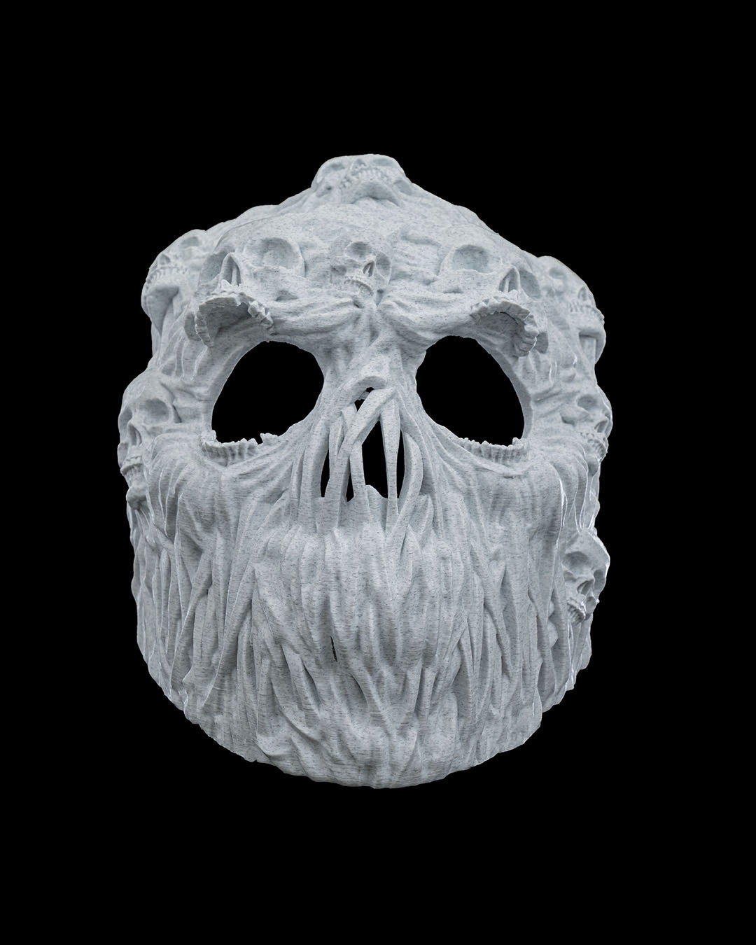 Ghoul-Totenkopf-Maske in Grau, weitere Frontalansicht mit Schädelverzierungen, vor schwarzem Hintergrund