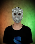 Ghoul-Totenkopf-Maske in Grau getragen von einer Person, Frontalansicht, bunter Farbverlauf-Hintergrund