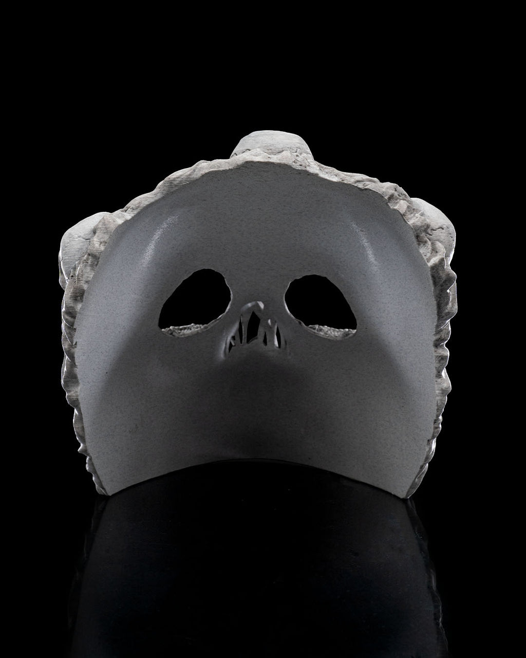 Innenansicht der Ghoul-Totenkopf-Maske: glatte graue Innenseite mit Aussparungen für Augen und Nase, vor schwarzem Hintergrund