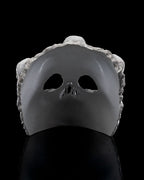 Innenansicht der Ghoul-Totenkopf-Maske: glatte graue Innenseite mit Aussparungen für Augen und Nase, vor schwarzem Hintergrund