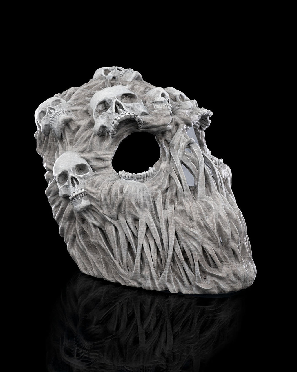 Ghoul-Totenkopf-Maske in Grau, leicht seitliche Ansicht mit Schädeldetails, vor schwarzem Hintergrund