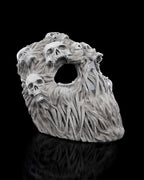 Ghoul-Totenkopf-Maske in Grau, leicht seitliche Ansicht mit Schädeldetails, vor schwarzem Hintergrund