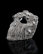 Ghoul-Totenkopf-Maske in Grau, Seitenprofil mit Schädeldetails, vor schwarzem Hintergrund