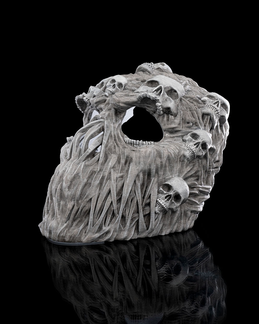 Ghoul-Totenkopf-Maske in Grau, Seitenprofil mit Schädeldetails, vor schwarzem Hintergrund