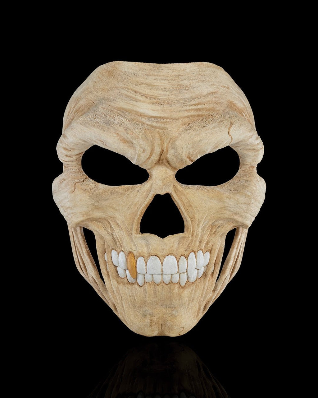 Totenkopf-Halloween-Maske in Creme/Beige mit goldenem Zahn-Akzent, Frontalansicht freigestellt vor schwarzem Hintergrund