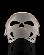 Innenansicht der Totenkopf-Halloween-Maske: Rückseite mit Aussparungen für Augen, Nase und Mund, vor schwarzem Hintergrund