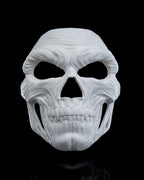 Totenkopf-Halloween-Maske in Weiß ohne Zahn-Akzent, Frontalansicht freigestellt vor schwarzem Hintergrund
