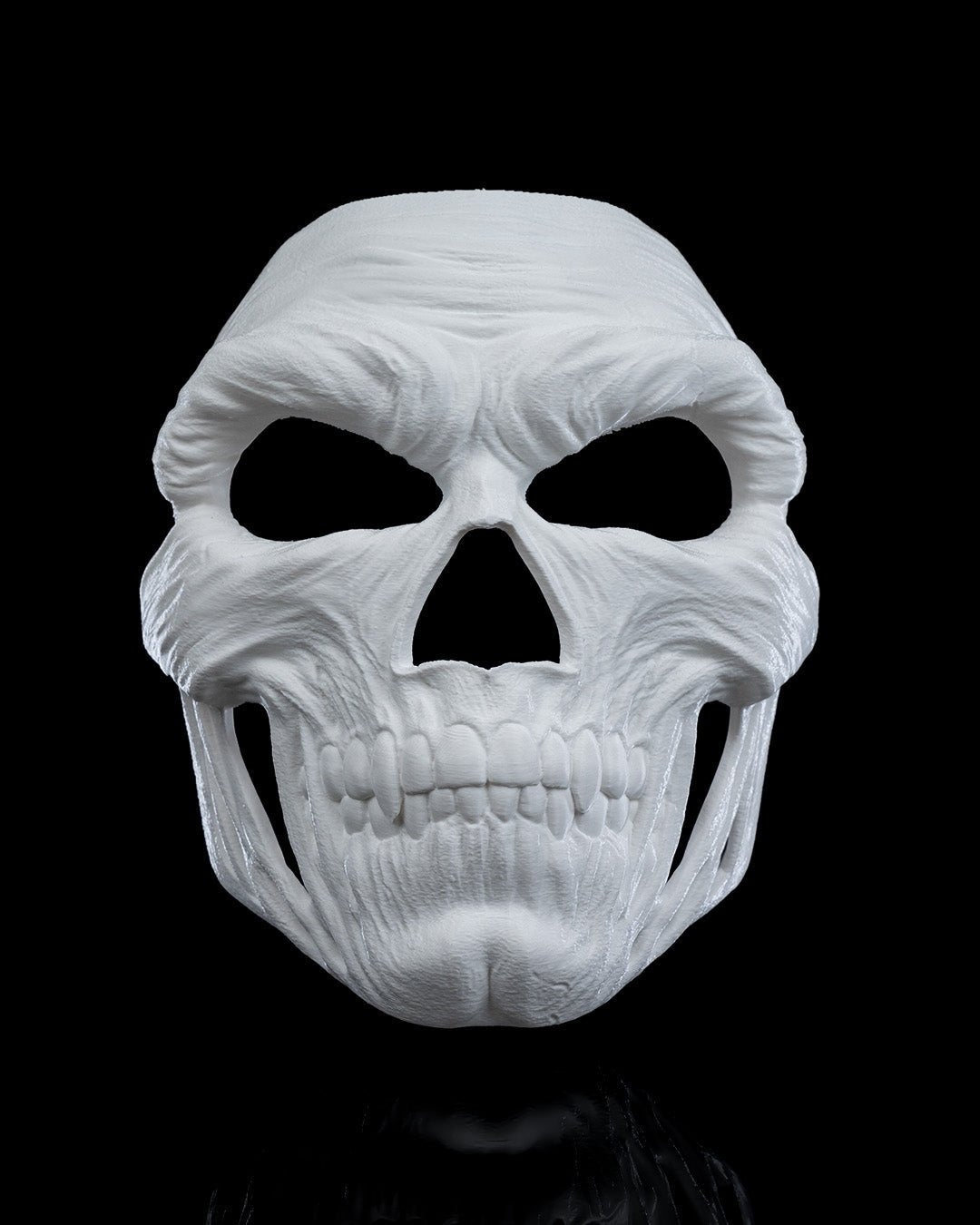 Totenkopf-Halloween-Maske in Weiß ohne Zahn-Akzent, Frontalansicht freigestellt vor schwarzem Hintergrund