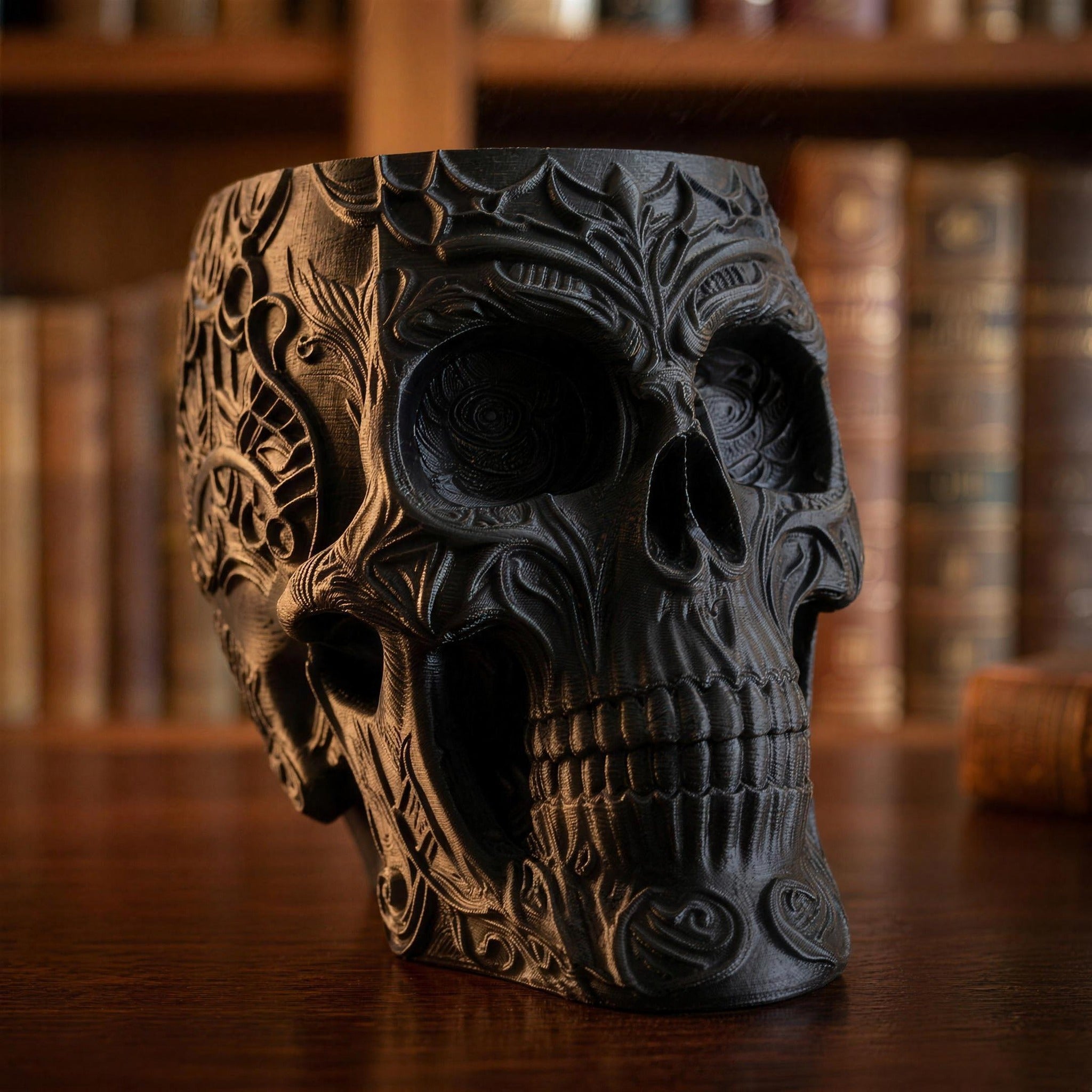 Totenkopf-Organizer Detailaufnahme der Ornament-Gravur mit Augenhöhlen und Nasenöffnung, Nahaufnahme ohne Stifte – Münch3D