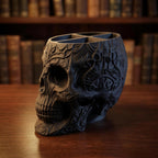 Totenkopf-Organizer leer von schräg oben, sichtbare Kreuz-Unterteilung in vier Fächer, Ornament-Gravur am Schädel – Münch3D