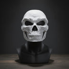 Totenkopf-Halloween-Maske in Weiß ohne Zahn-Akzent, auf schwarzer Ausstellungsbüste montiert, dunkler Studiohintergrund mit Spotlight