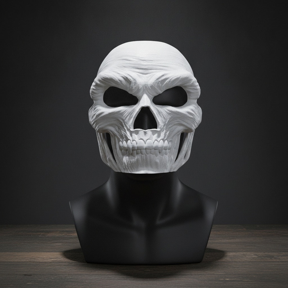 Totenkopf-Halloween-Maske in Weiß ohne Zahn-Akzent, auf schwarzer Ausstellungsbüste montiert, dunkler Studiohintergrund mit Spotlight