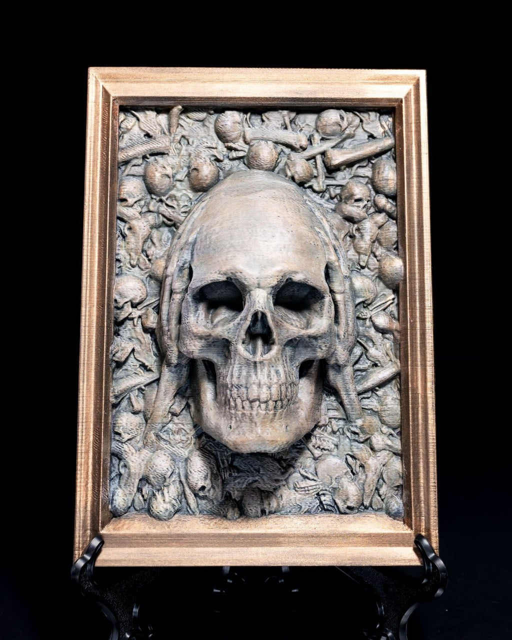 Totenkopf Wanddeko handbemalt, Skelett-Hand am Ohr (nichts hören) – Frontalansicht Münch3D