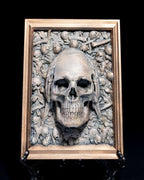 Totenkopf Wanddeko handbemalt, Skelett-Hand am Ohr (nichts hören) – Frontalansicht Münch3D