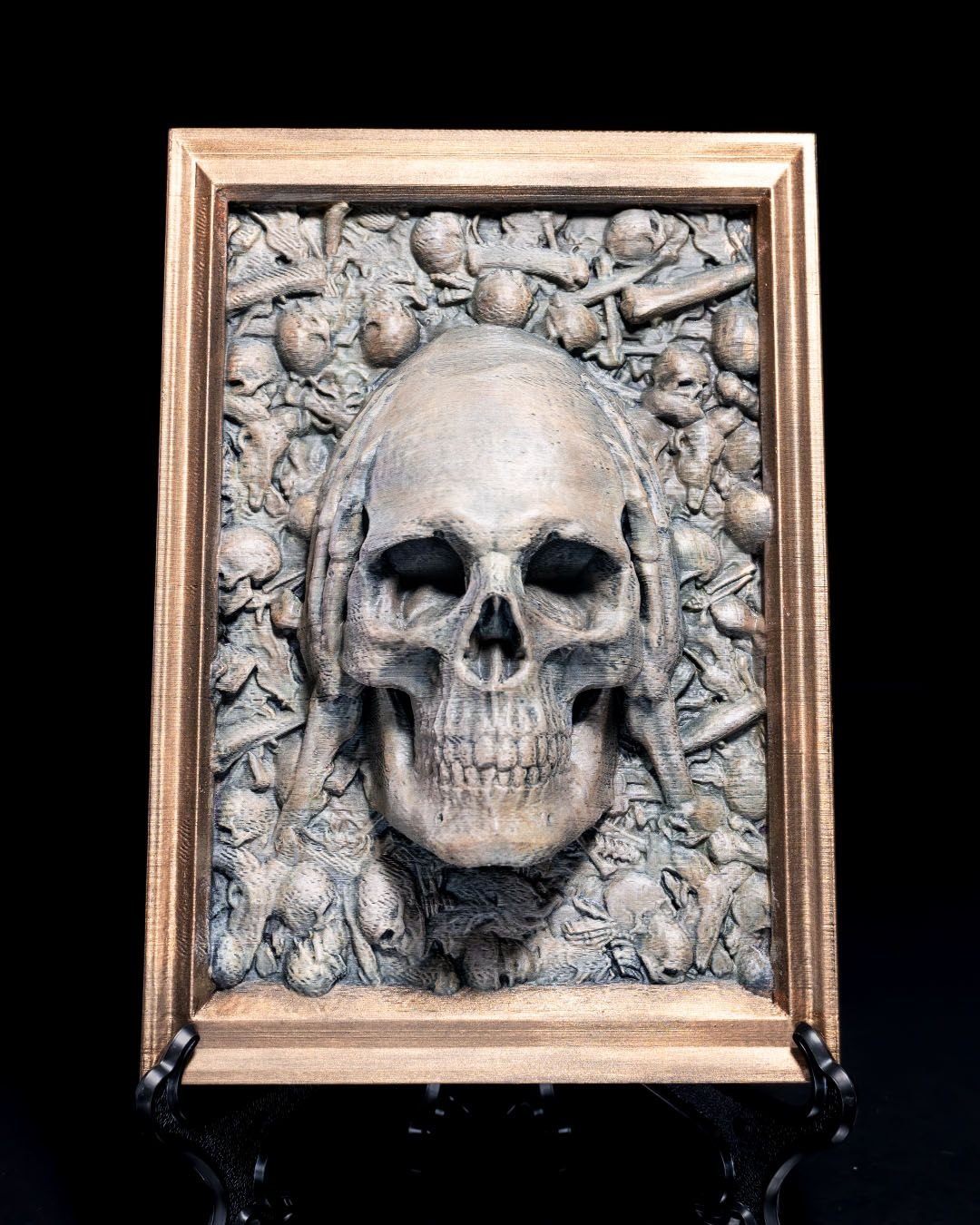 Totenkopf Wanddeko handbemalt, Skelett-Hand am Ohr (nichts hören) – Frontalansicht Münch3D
