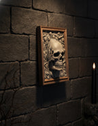 Totenkopf Wanddeko „Nichts hören“ – Skelett-Hände seitlich am Schädel, Ansicht schräg an Steinwand, Münch3D