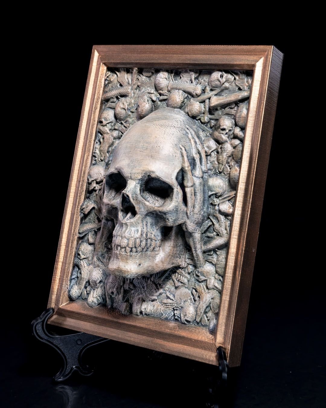 Totenkopf Wanddeko handbemalt, Skelett-Hand am Ohr (nichts hören) – Ansicht schräg, Münch3D