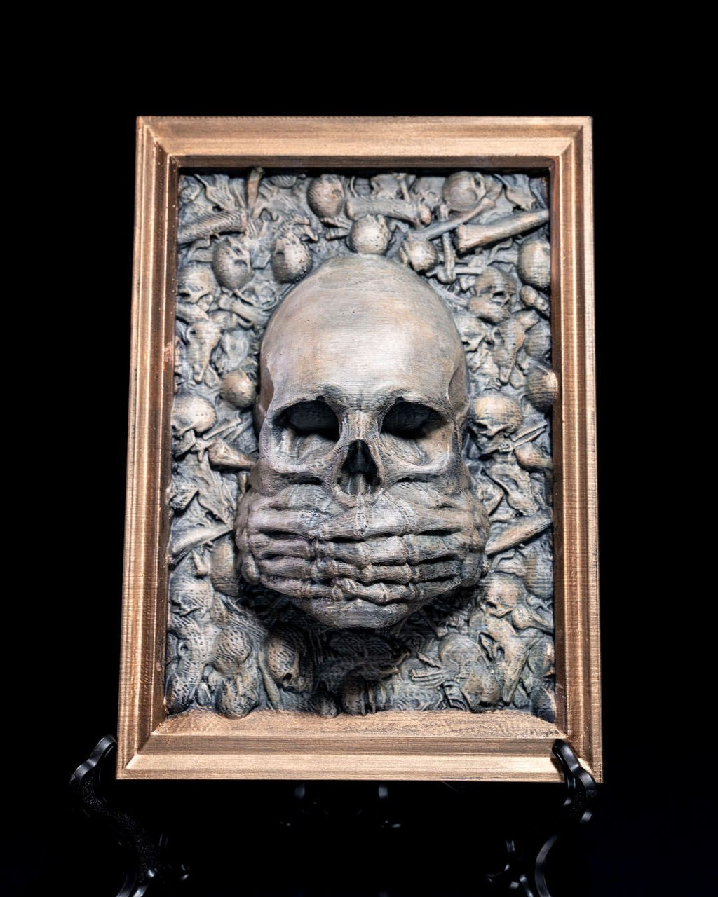 Totenkopf Wanddeko handbemalt, Skelett-Hände über dem Mund (nichts sagen) – Frontalansicht Münch3D