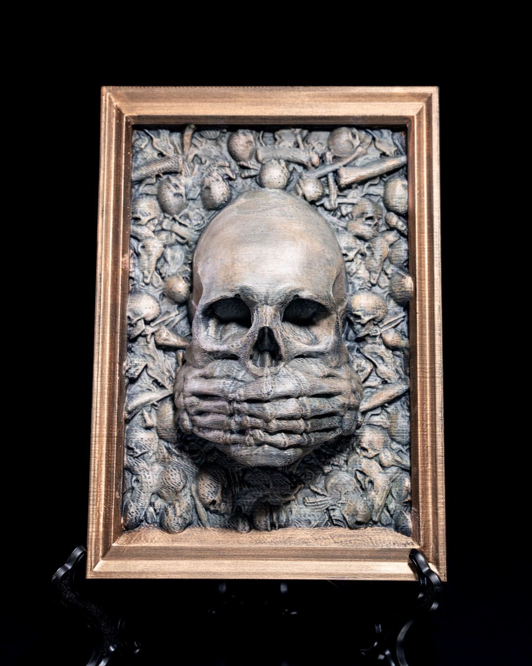 Totenkopf Wanddeko handbemalt, Skelett-Hände über dem Mund (nichts sagen) – Frontalansicht Münch3D