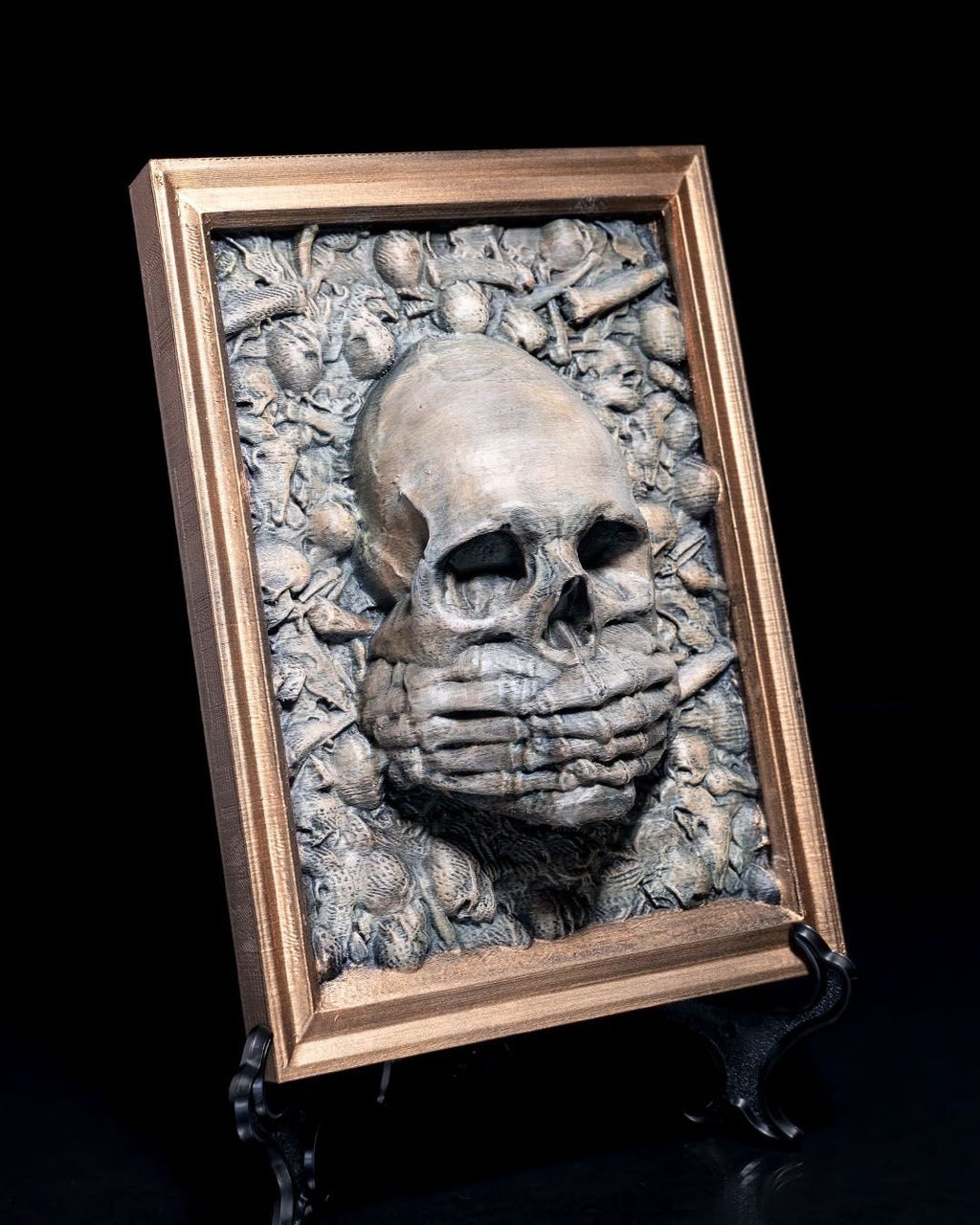 Totenkopf Wanddeko handbemalt, Skelett-Hände über dem Mund (nichts sagen) – Ansicht schräg von der Seite, Münch3D