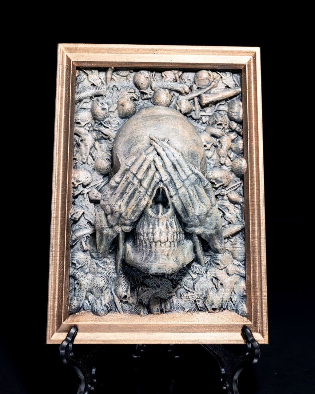Totenkopf Wanddeko handbemalt, Skelett-Hände über den Augen (nichts sehen) – Ansicht schräg von vorne, Münch3D