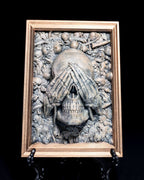 Totenkopf Wanddeko handbemalt, Skelett-Hände über den Augen (nichts sehen) – Ansicht schräg von vorne, Münch3D