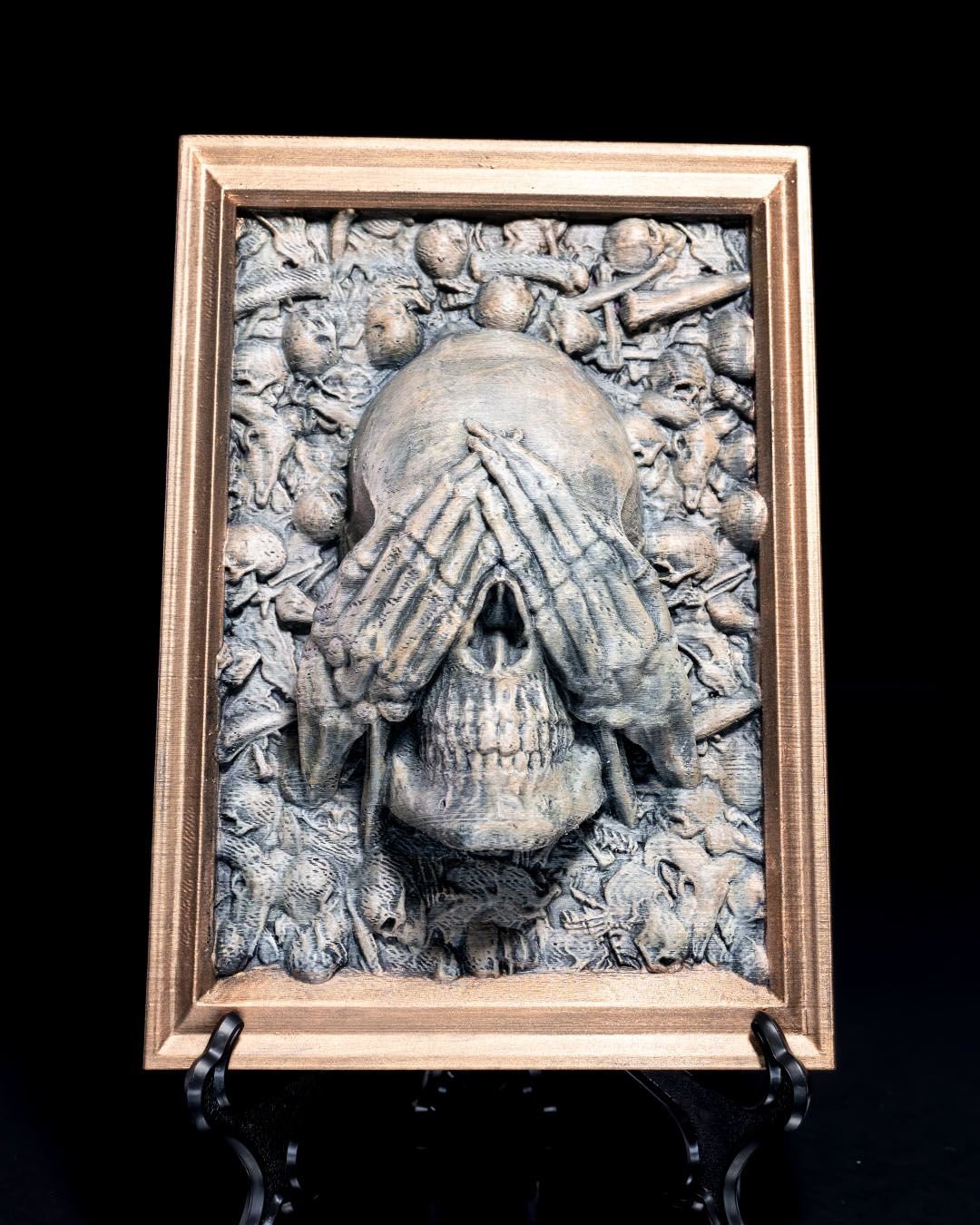 Totenkopf Wanddeko handbemalt, Skelett-Hände über den Augen (nichts sehen) – Ansicht schräg von vorne, Münch3D