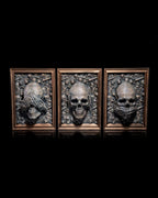 Totenkopf Wanddeko 3-teiliges Schädel-Relief-Set – Ansicht leicht seitlich vor Schwarz, Münch3D