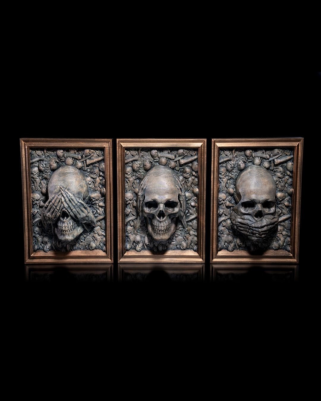 Totenkopf Wanddeko 3-teiliges Schädel-Relief-Set – Ansicht leicht seitlich vor Schwarz, Münch3D