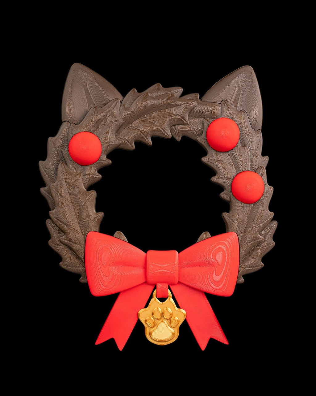 Weihnachtskranz in Katzenkopf-Form aus dunklem Tannengrün mit spitzen Katzenohren, drei roten Kugeln, roter Schleife und goldenem Pfotenanhänger, Frontalansicht vor schwarzem Hintergrund