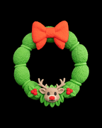 Weihnachtskranz aus grüner Strickoptik mit rotem Schleifen-Band und Rentier-Applikation, Frontalansicht vor schwarzem Hintergrund