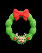 Weihnachtskranz aus grüner Strickoptik mit rotem Schleifen-Band und Rentier-Applikation, Frontalansicht vor schwarzem Hintergrund, leicht anderer Bildausschnitt