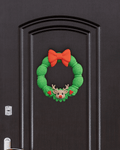 Weihnachtskranz aus grüner Strickoptik mit rotem Schleifen-Band und Rentier-Applikation, an dunkler Zimmertür mit Türgriff und Schloss montiert