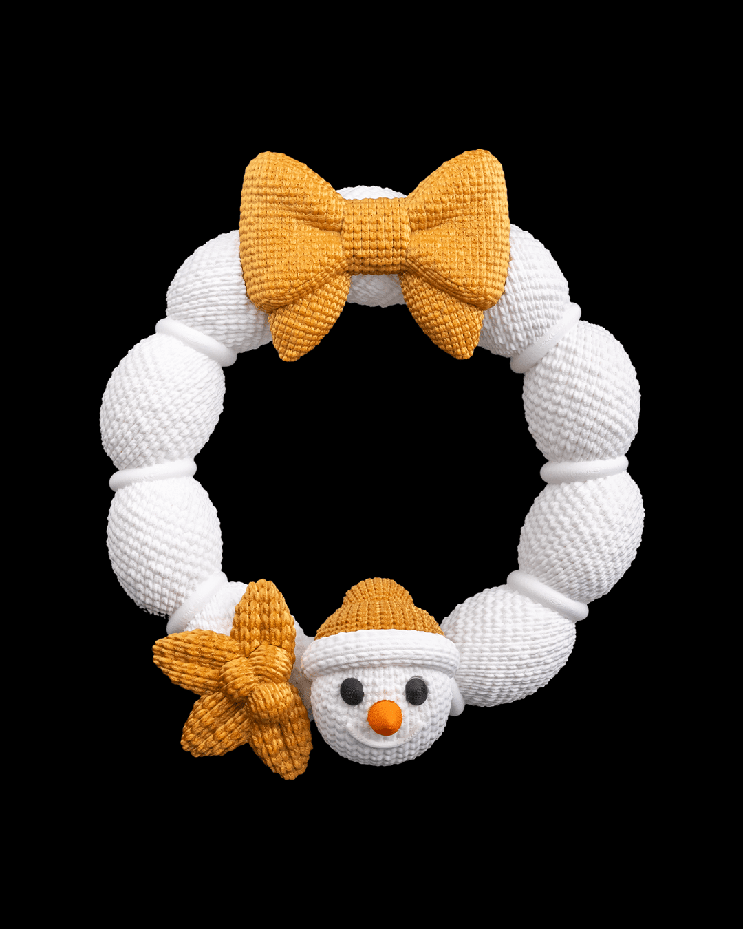 Weihnachtskranz aus weißer Strickoptik mit goldener Schleife und Schneemann-Applikation, Frontalansicht vor schwarzem Hintergrund