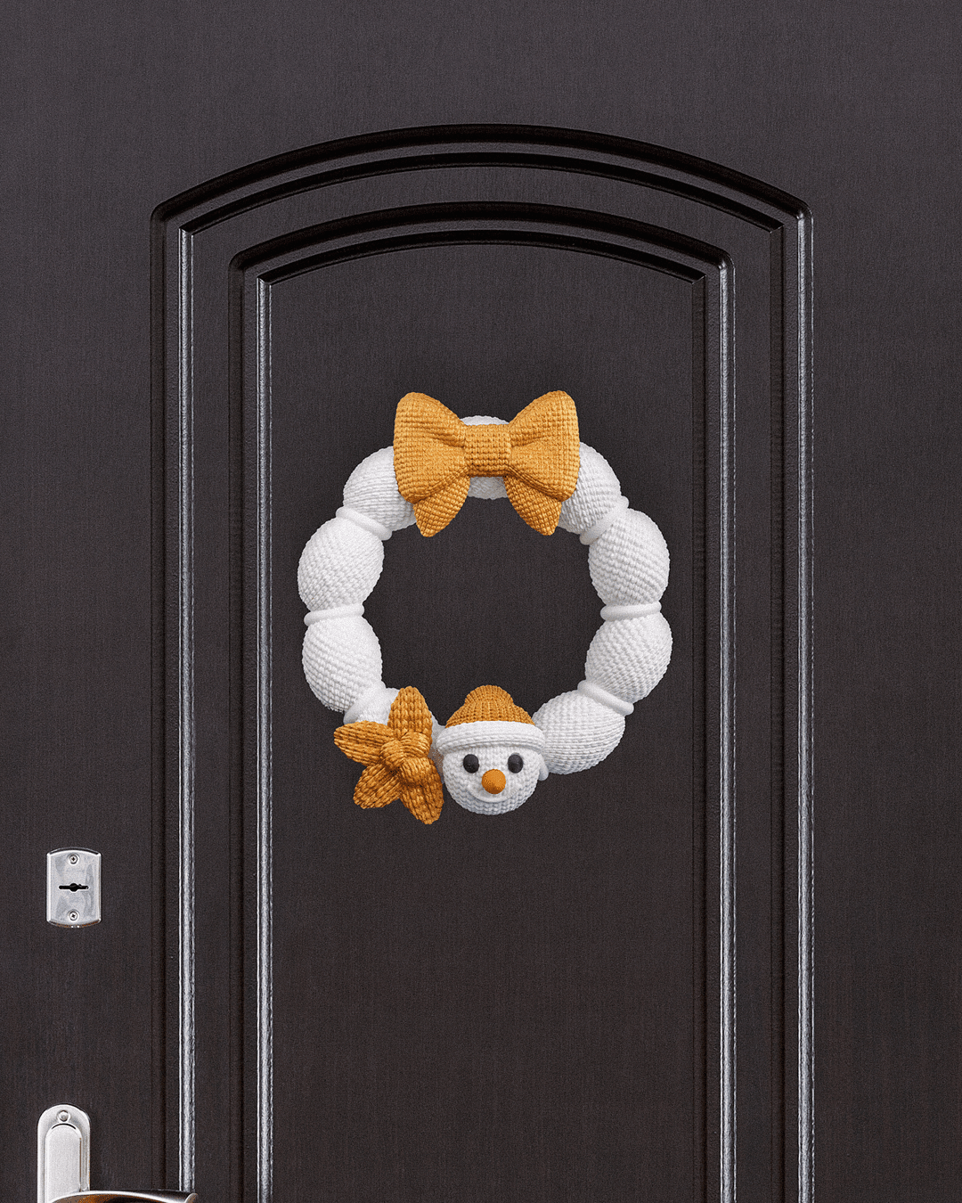 Weihnachtskranz aus weißer Strickoptik mit goldener Schleife und Schneemann-Applikation, an dunkler Zimmertür mit Türgriff und Schloss montiert