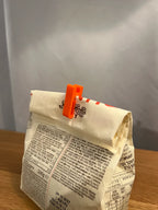 Oranger Tütenclip schließt eine Nudeltüte, Nahaufnahme
