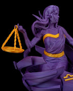Nahaufnahme Gesicht, Arm und Waagschale der Waage-Figur in Lila mit Sternzeichen-Symbol am Bildrand, vor schwarzem Hintergrund