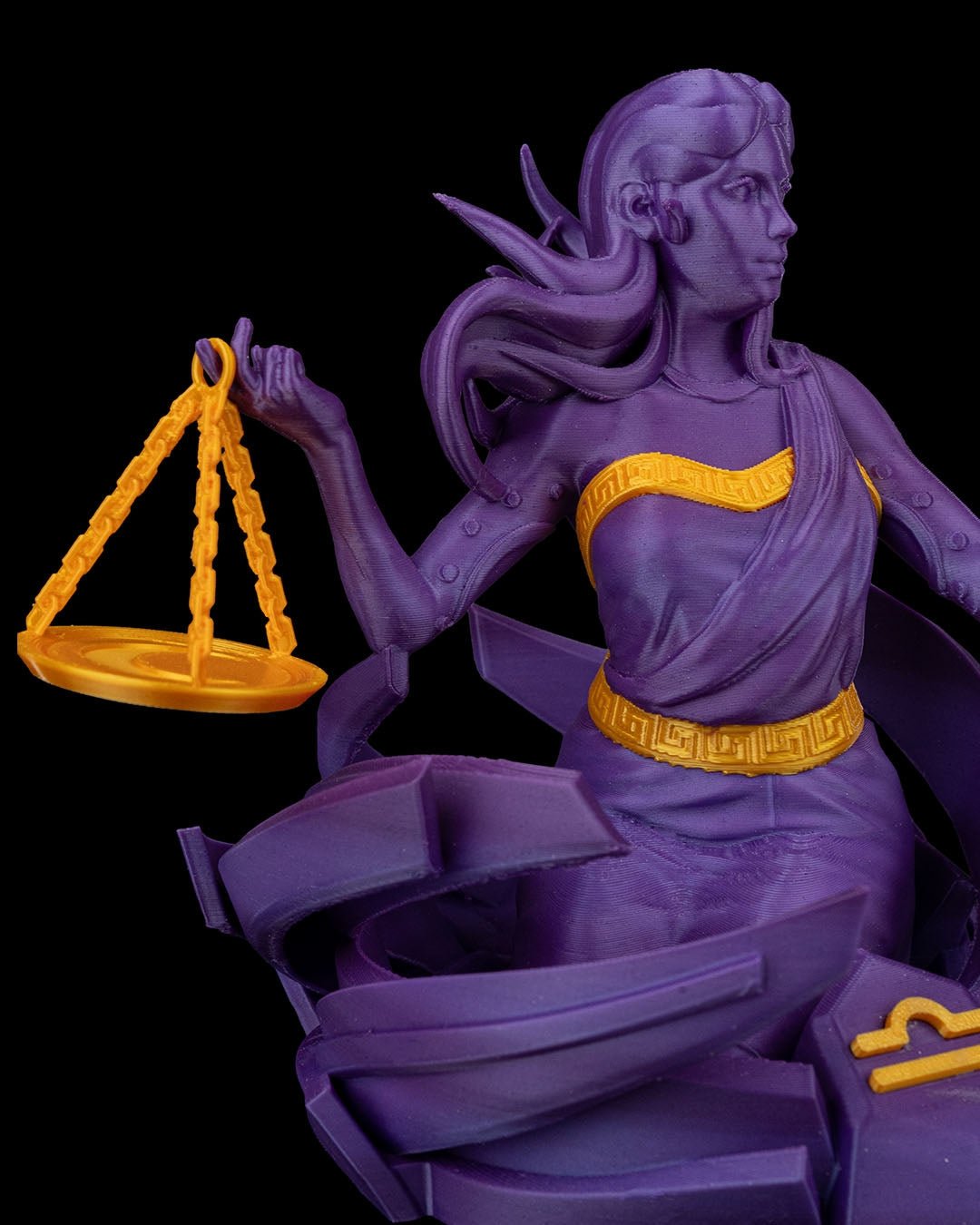 Nahaufnahme Gesicht, Arm und Waagschale der Waage-Figur in Lila mit Sternzeichen-Symbol am Bildrand, vor schwarzem Hintergrund