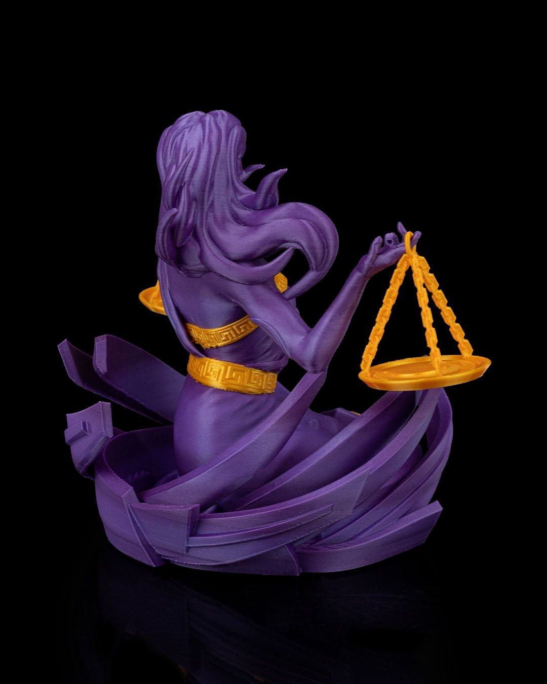 Rückansicht der Waage-Figur in Lila mit fließendem Haar, eine Waagschale sichtbar, vor schwarzem Hintergrund