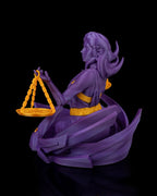 Waage-Figur in Lila, seitliche Ansicht mit Waagschale im Vordergrund und Gesicht im Profil, vor schwarzem Hintergrund