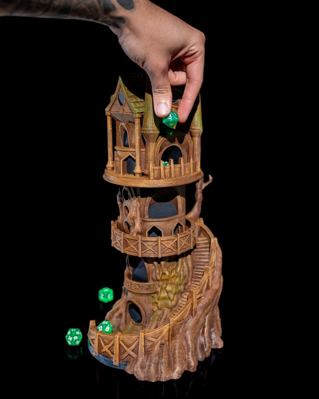 Wachturm Würfelturm bemalt, Nahaufnahme Einwurf oben mit Hand und Würfel – Münch3D Dice Tower