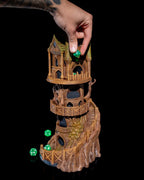 Wachturm Würfelturm bemalt, Nahaufnahme Einwurf oben mit Hand und Würfel – Münch3D Dice Tower