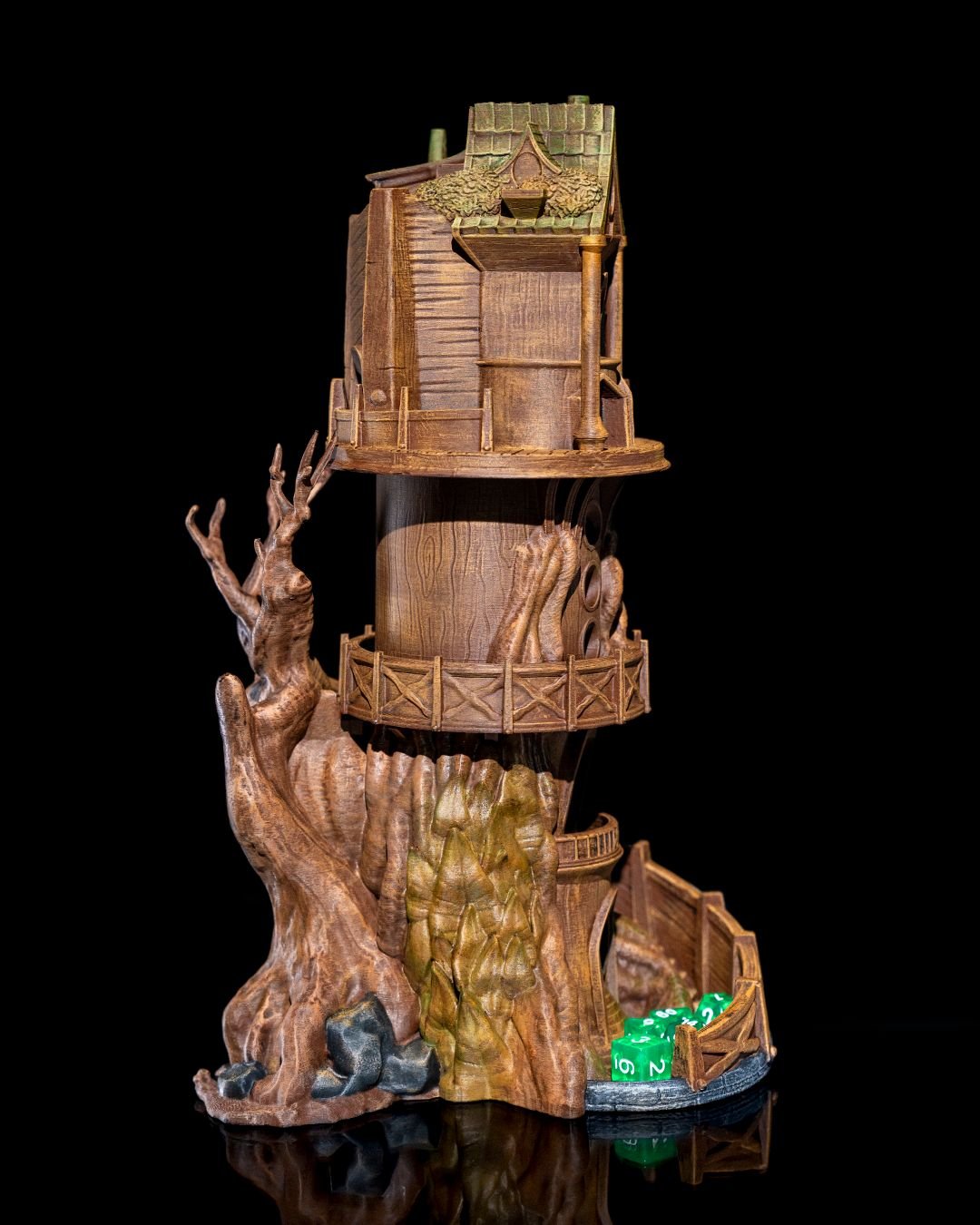 Wachturm Würfelturm bemalt, Ansicht schräg von vorne mit knorrigem Baumstamm und Felsen am Sockel – Münch3D