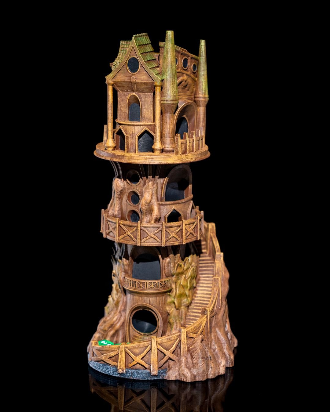 Wachturm Würfelturm bemalt, Frontalansicht mit Turmspitzen und Giebeldach – Münch3D Dice Tower für D&D vor Schwarz