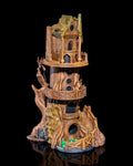 Wachturm Würfelturm bemalt, Frontalansicht mit Türmchen auf Felssockel mit knorrigem Baum – Münch3D 37 cm Dice Tower vor Schwarz, mit grünen Würfeln