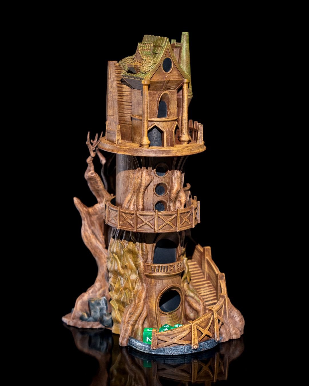 Wachturm Würfelturm bemalt, Frontalansicht mit Türmchen auf Felssockel mit knorrigem Baum – Münch3D 37 cm Dice Tower vor Schwarz, mit grünen Würfeln