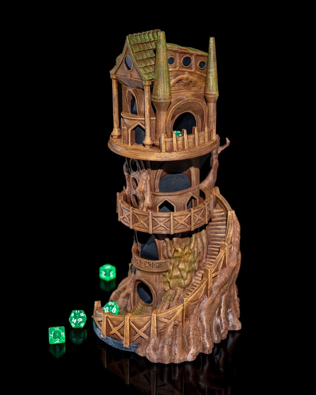 Wachturm Würfelturm bemalt, Hand wirft Würfel ein, mehrere grüne Würfel liegen bereits am Sockel – Münch3D Dice Tower vor Schwarz