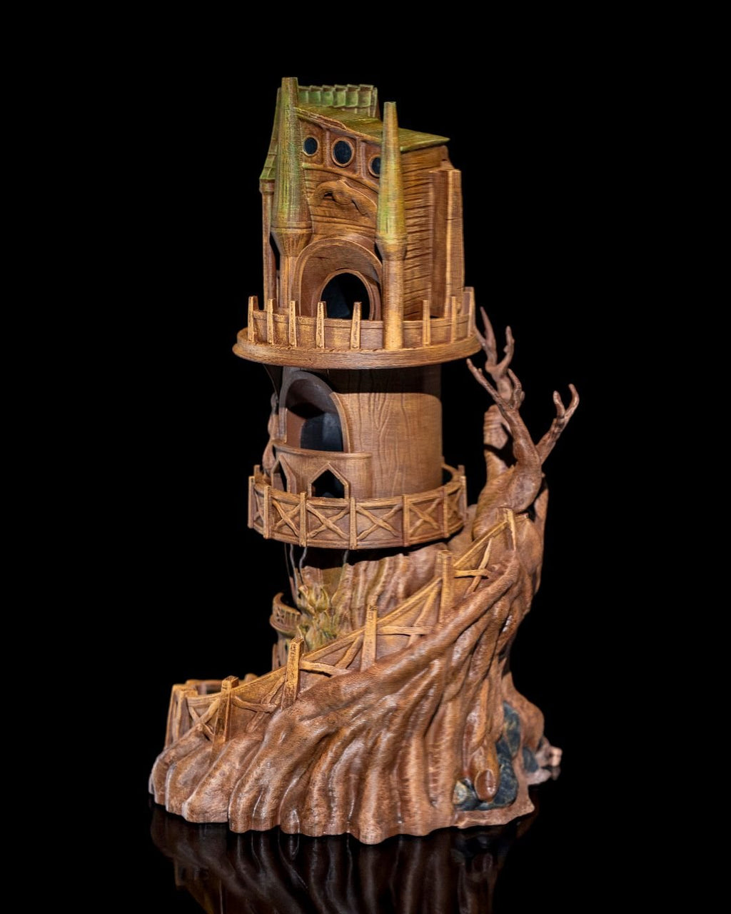 Wachturm Würfelturm bemalt, Hand wirft grünen Würfel von oben in den Turm ein – Münch3D Dice Tower Funktionsdemo