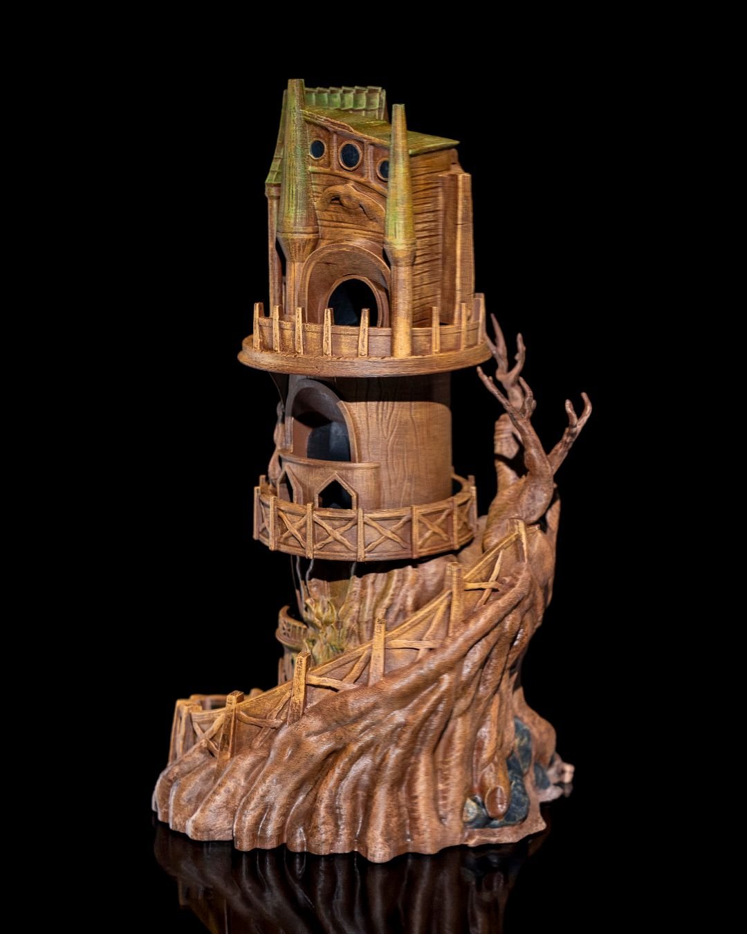 Wachturm Würfelturm bemalt, Hand wirft grünen Würfel von oben in den Turm ein – Münch3D Dice Tower Funktionsdemo