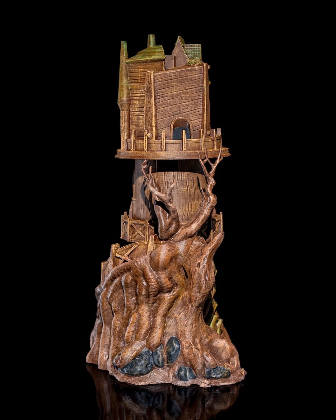 Wachturm Würfelturm bemalt, Ansicht schräg von hinten mit knorrigem Baumstamm – Münch3D Dice Tower